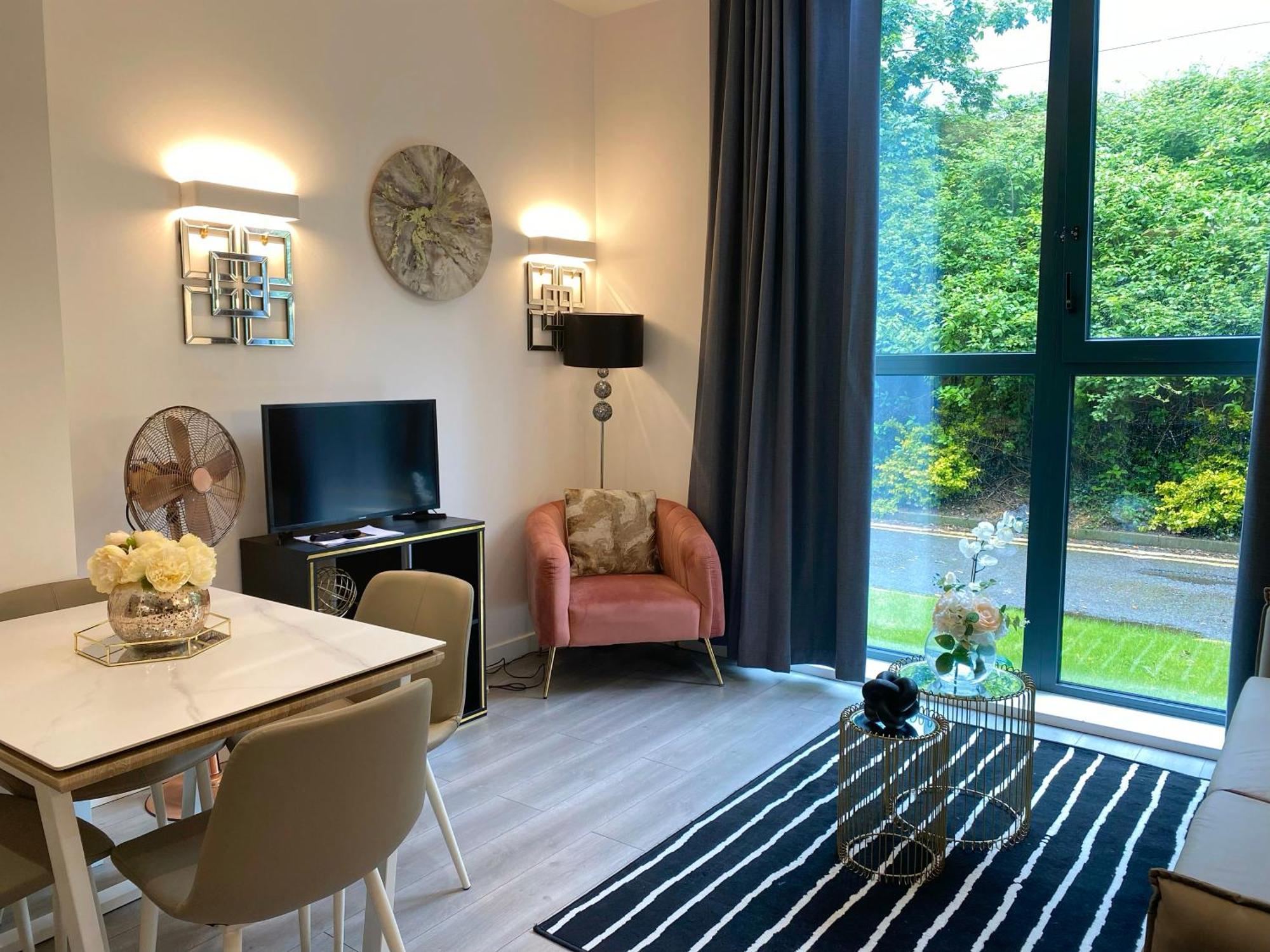 מילטון קינס Newpointe Stunning 1-Bedroom Serviced Apartment מראה חיצוני תמונה