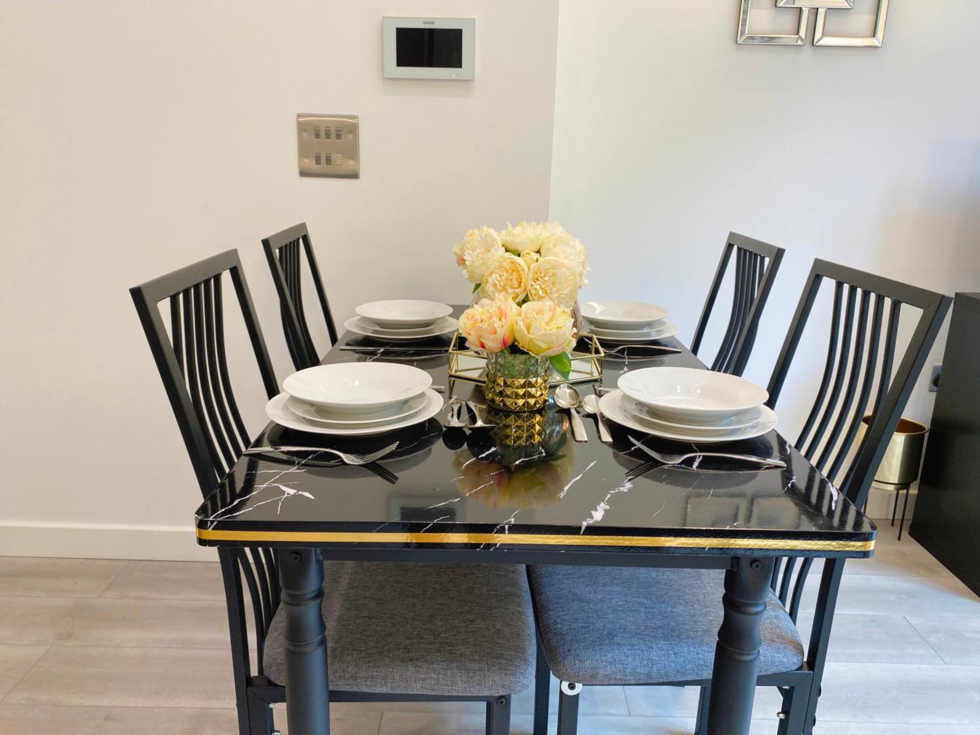מילטון קינס Newpointe Stunning 1-Bedroom Serviced Apartment חדר תמונה