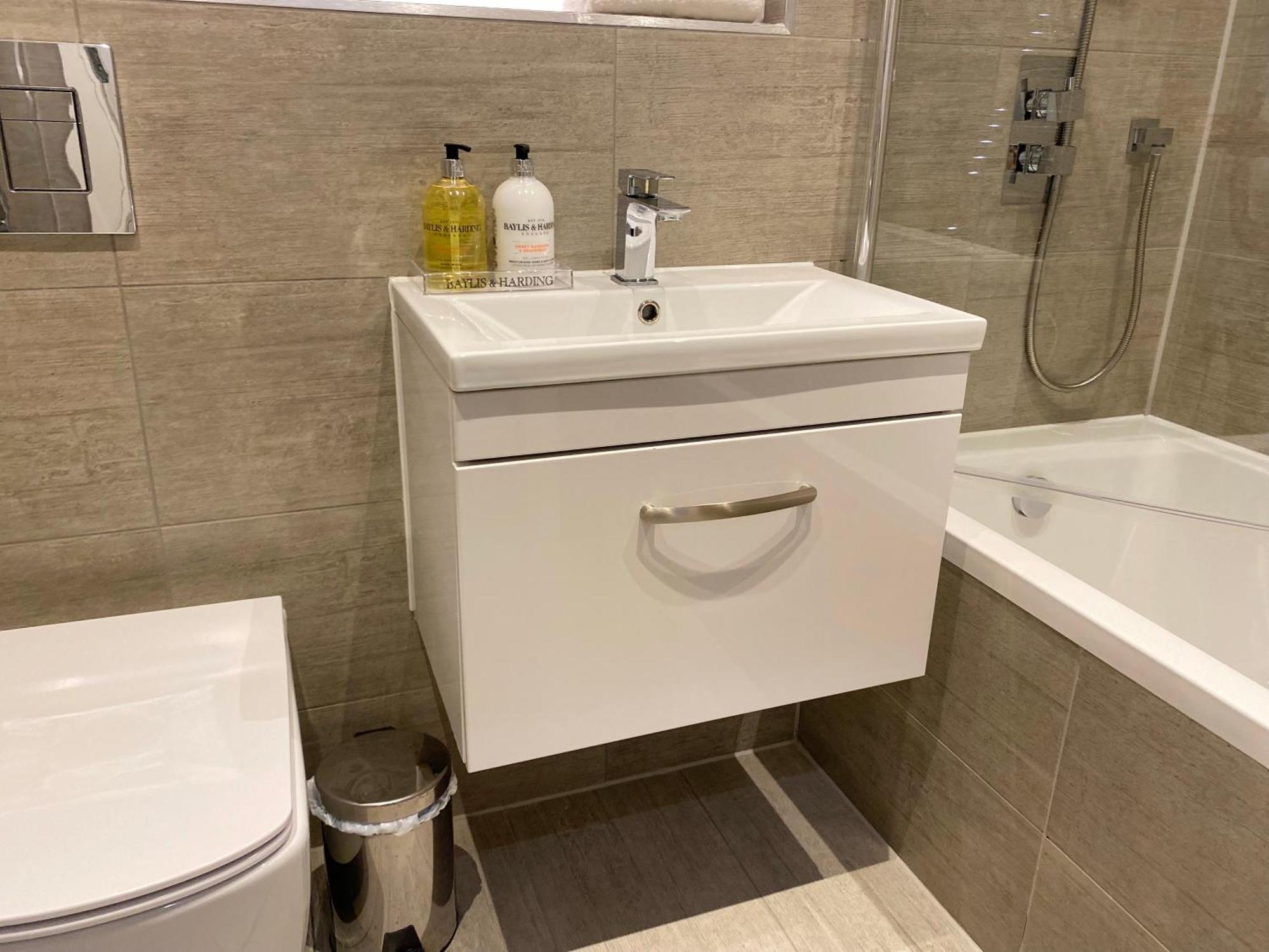 מילטון קינס Newpointe Stunning 1-Bedroom Serviced Apartment חדר תמונה